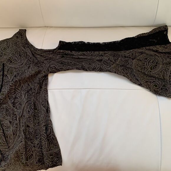 Abercrombie & Fitch Bell bottom sleeves,   off - the - shoulder blouse. Size S. - Picture 4 of 8